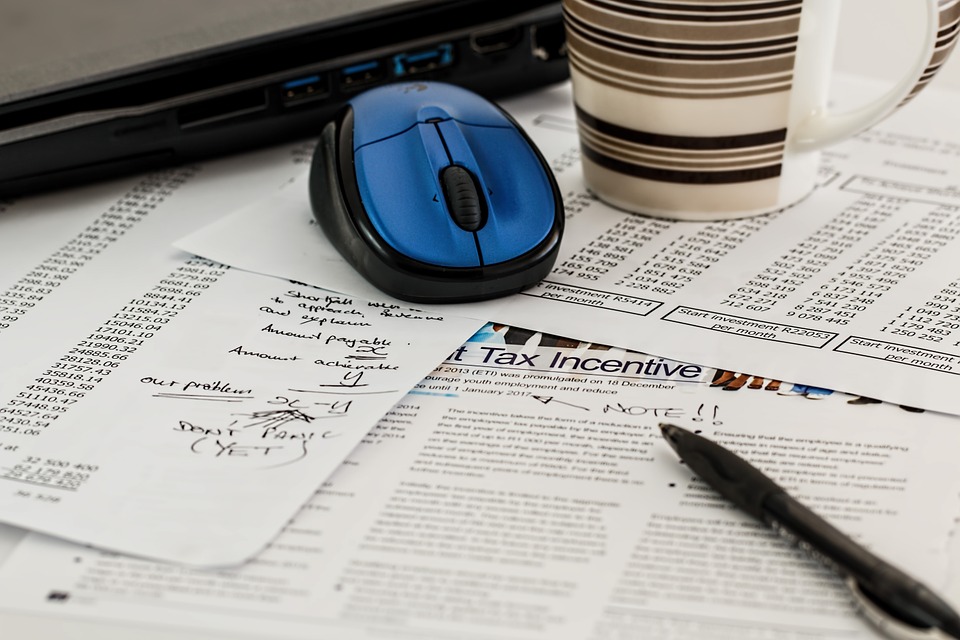 tax raton inalambrico encima de papeles